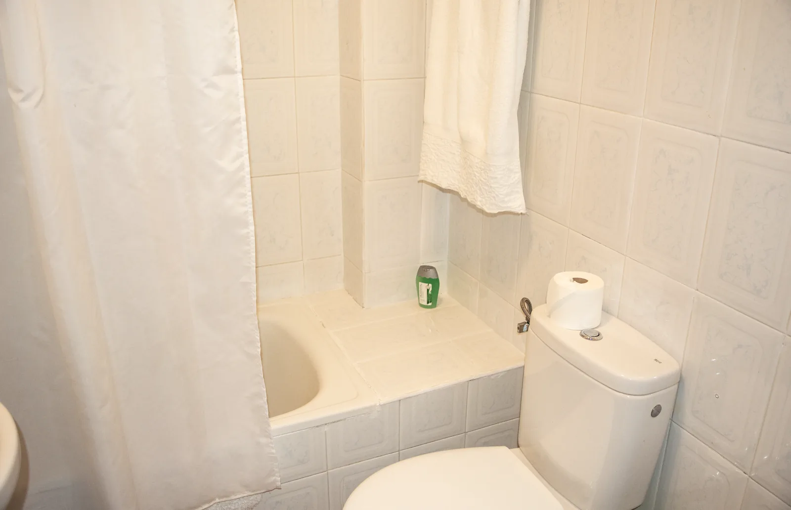 Baño de la habitación 102 con ducha y cortina