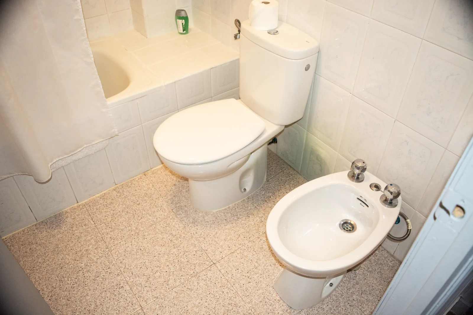 Baño de la habitación 102 con lavabo, bidé e inodoro