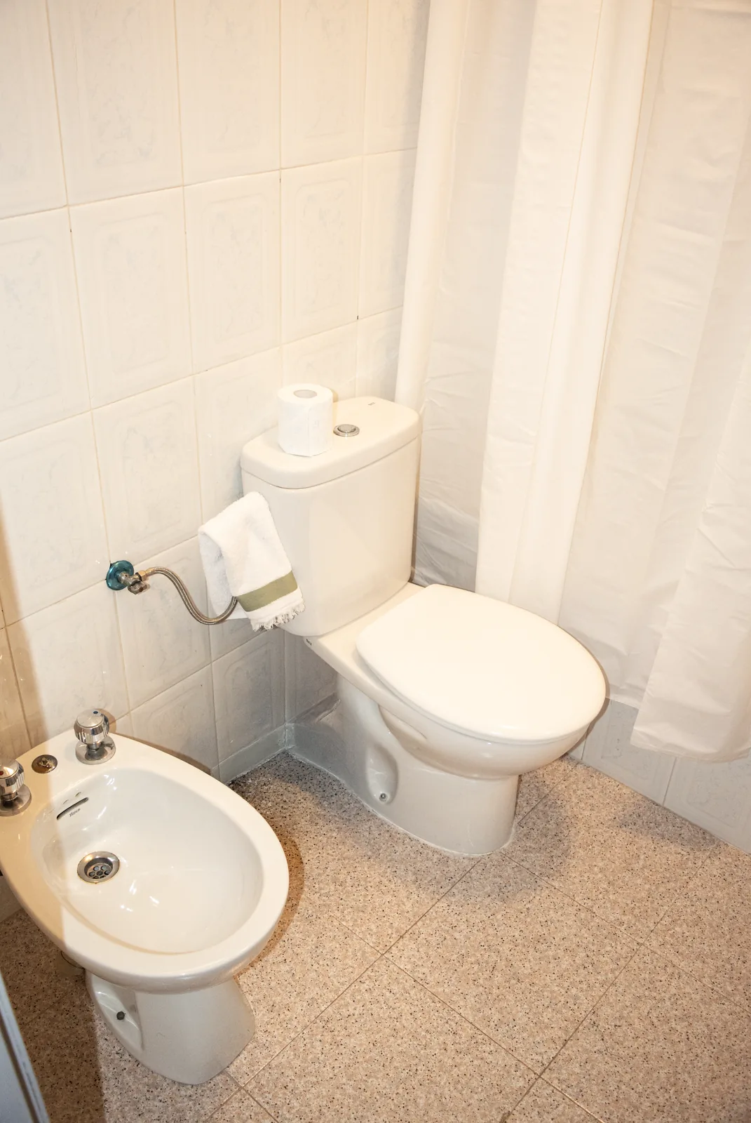 Baño de la habitación 104 con inodoro y bidé
