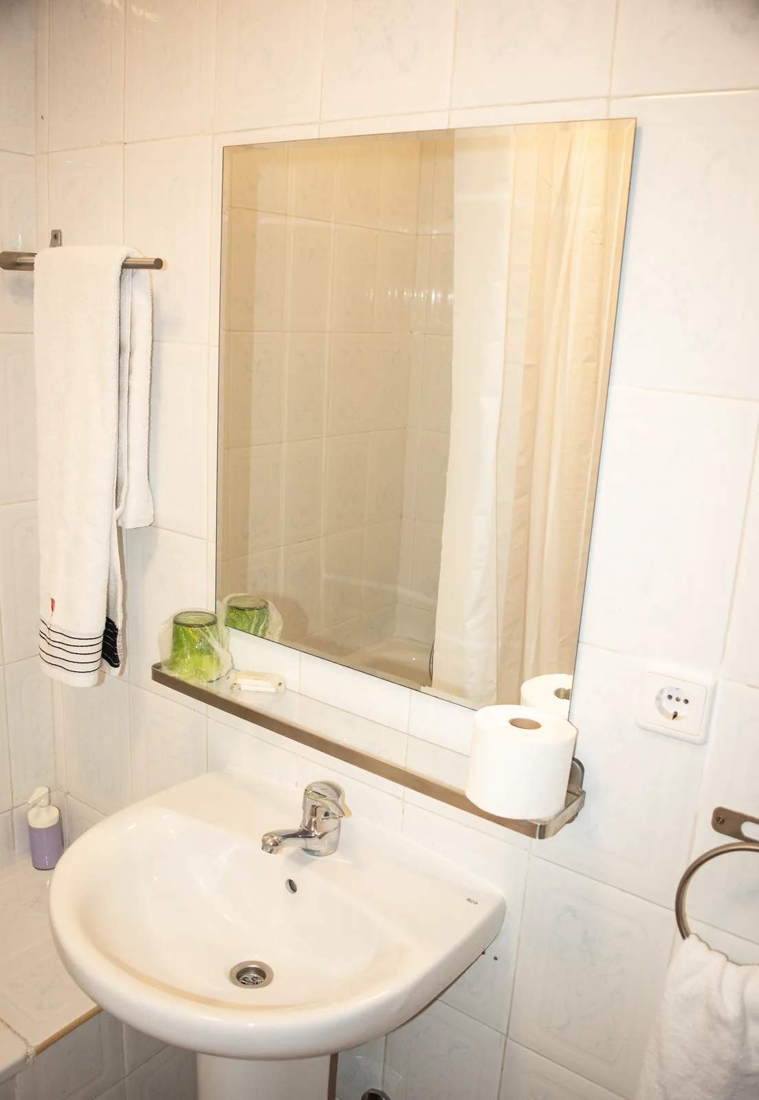 Baño de la habitación 104 con espejo y lavabo
