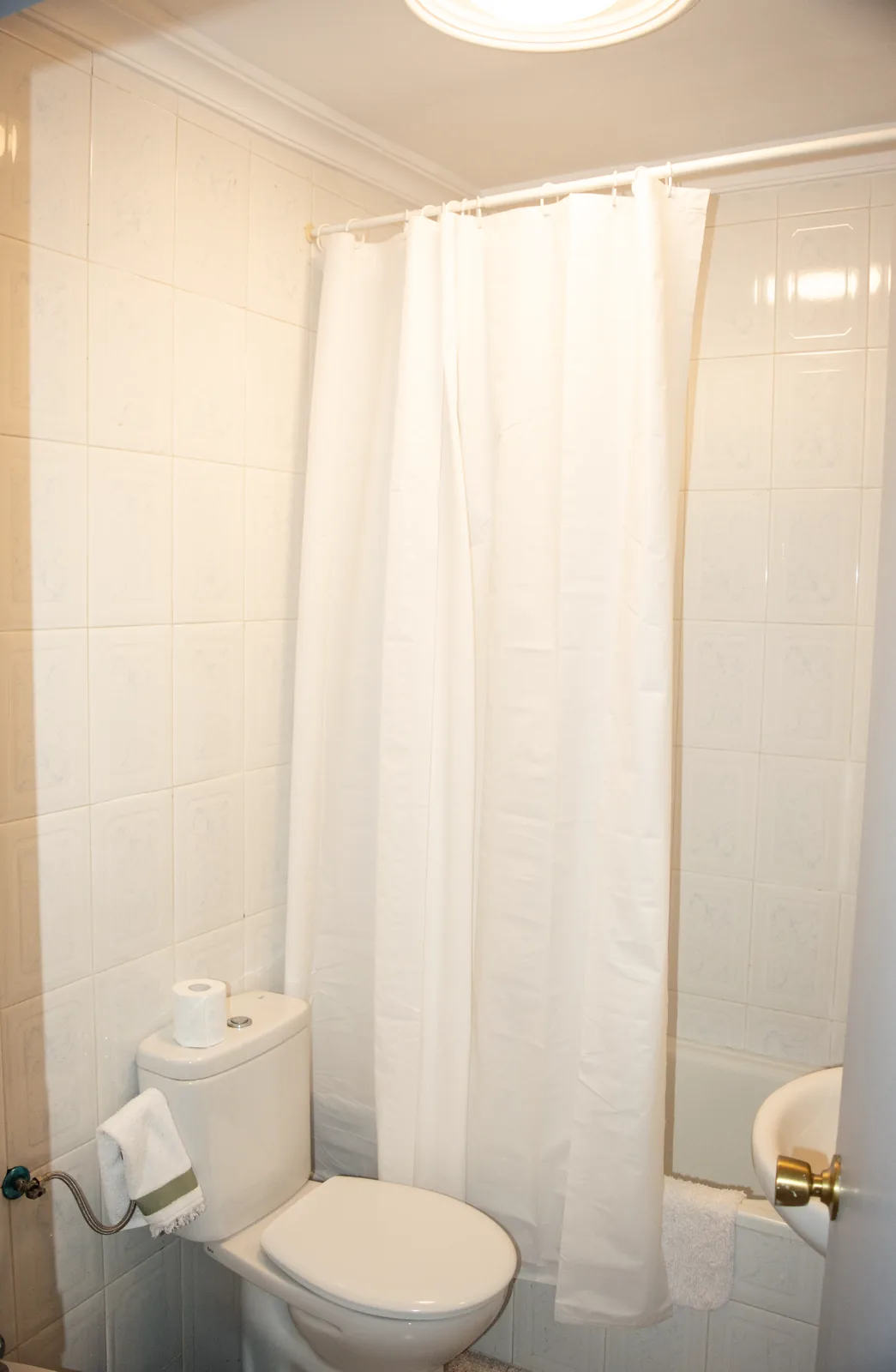 Baño de la habitación 104 con ducha y cortina