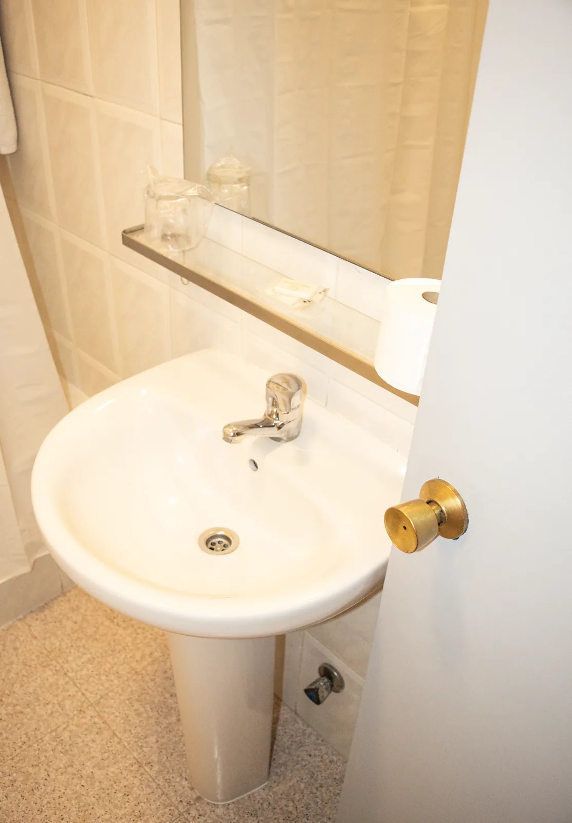 Baño de la habitación 105 con ducha y cortina