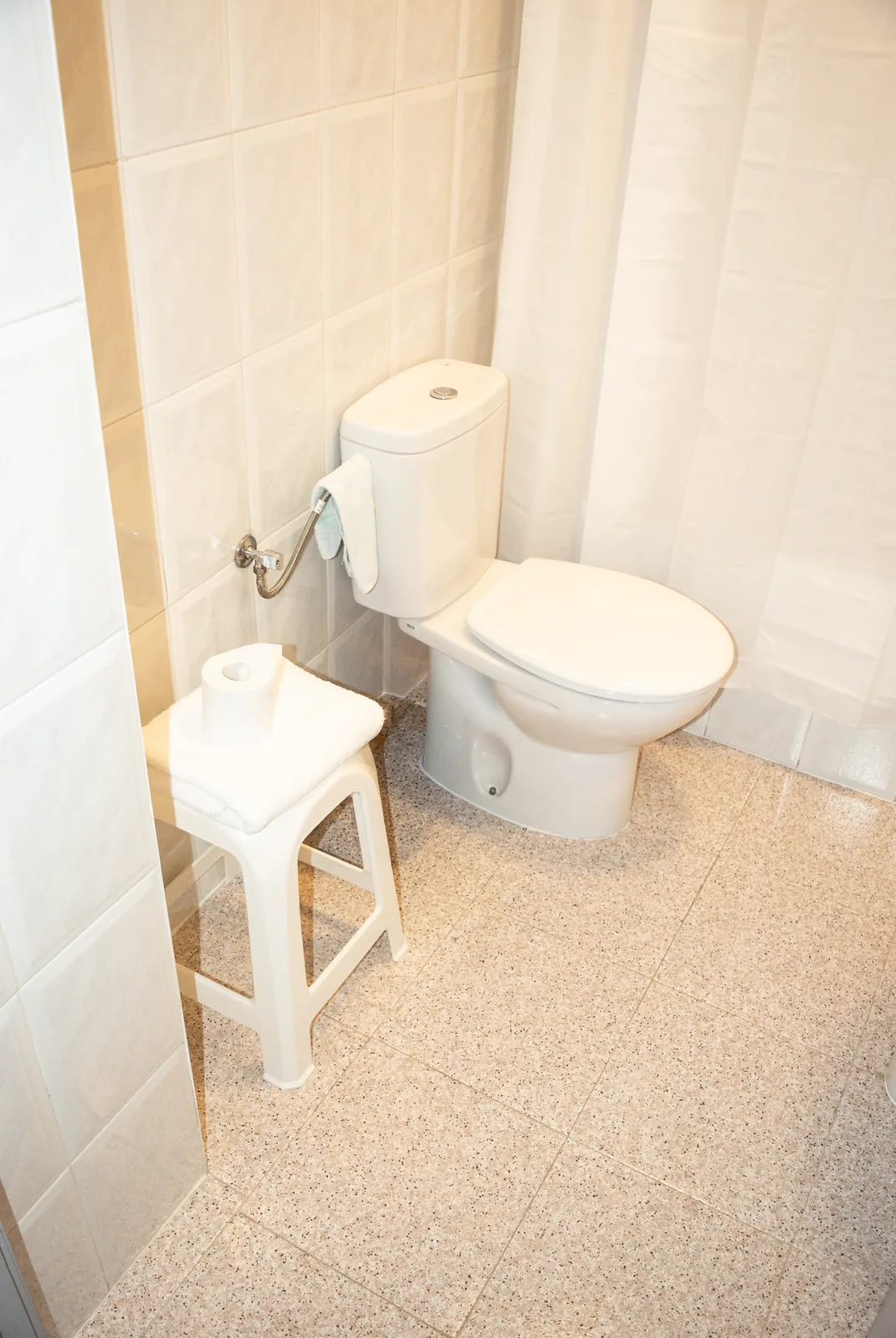 Baño de la habitación 105 con inodoro y suelo en tonos claros
