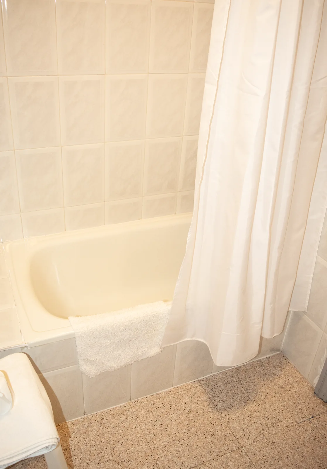 Baño de la habitación 106 con bañera y cortina
