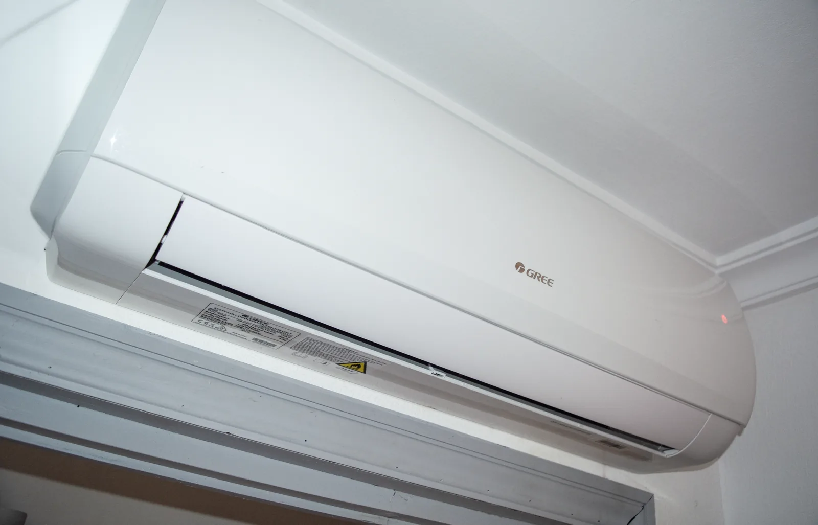 Unidad de aire acondicionado en la habitación