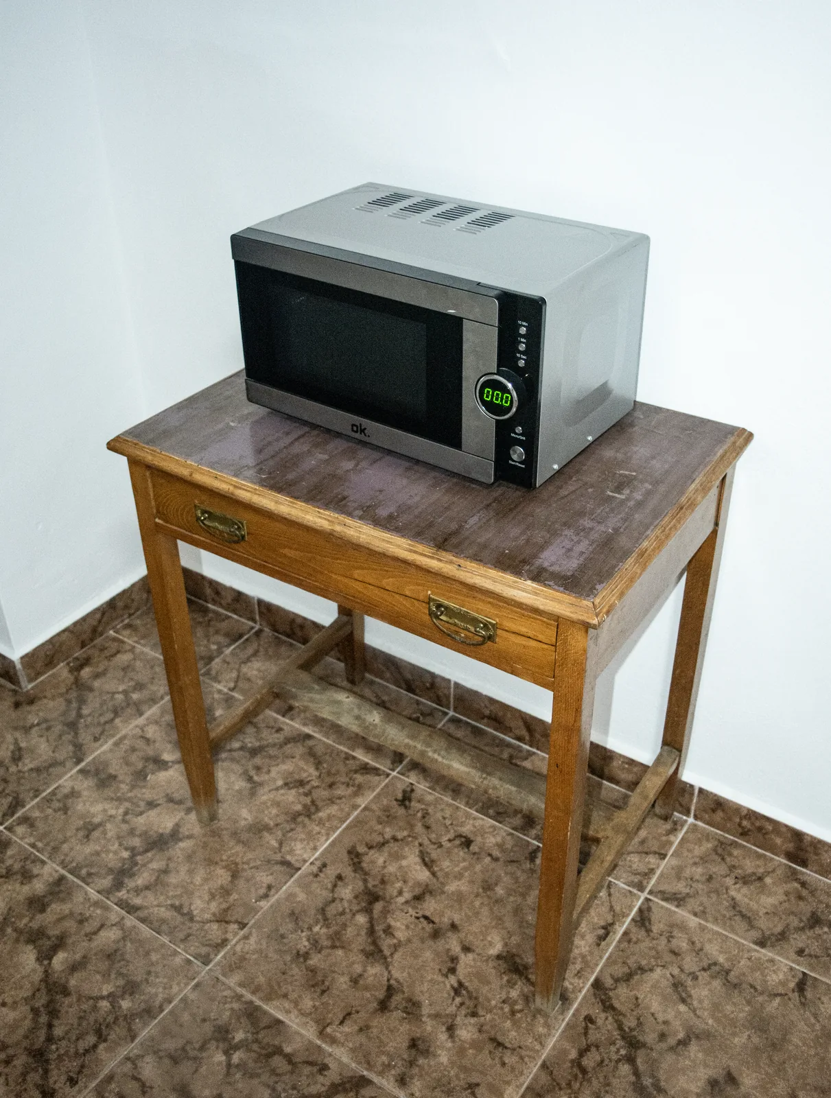 Detalle de mobiliario auxiliar en el pasillo
