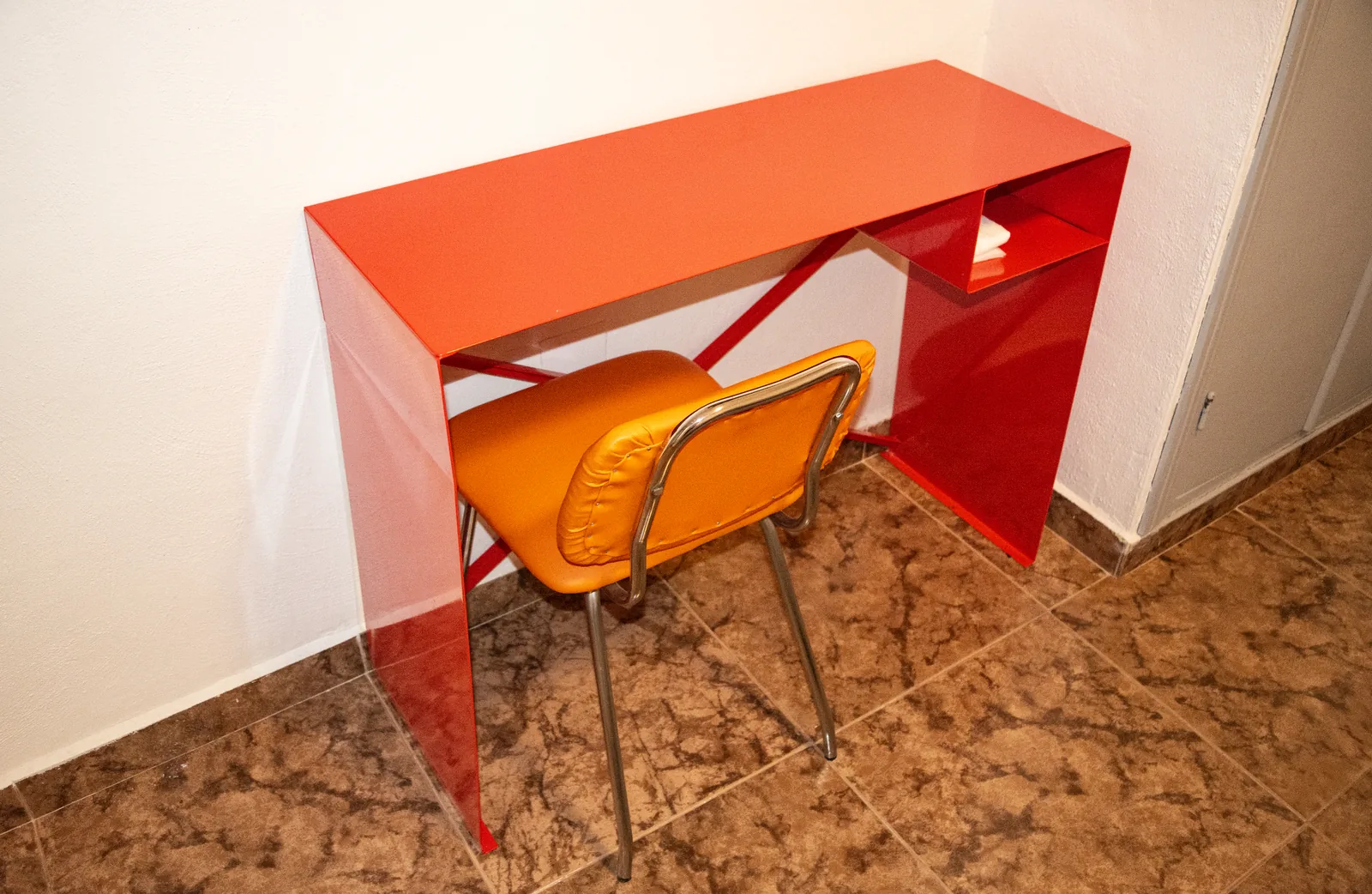 Habitación 102 con cama, armario empotrado y televisor