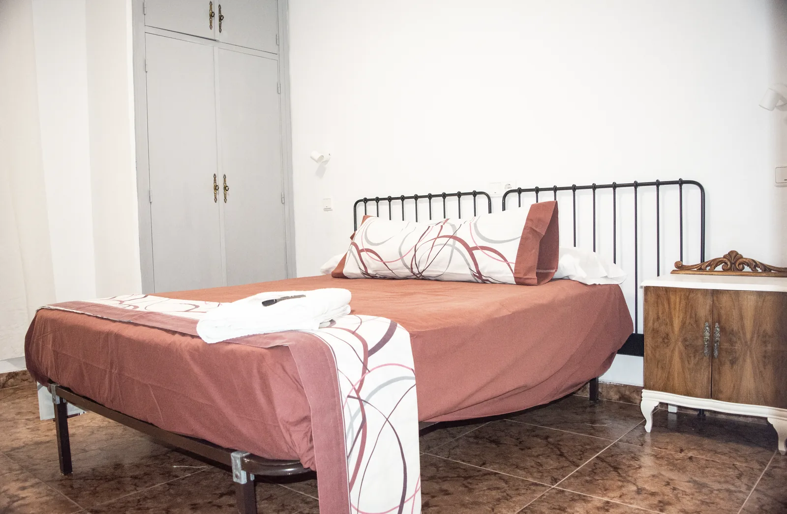 Habitación 104 con sillones de fibra, cómoda y armario