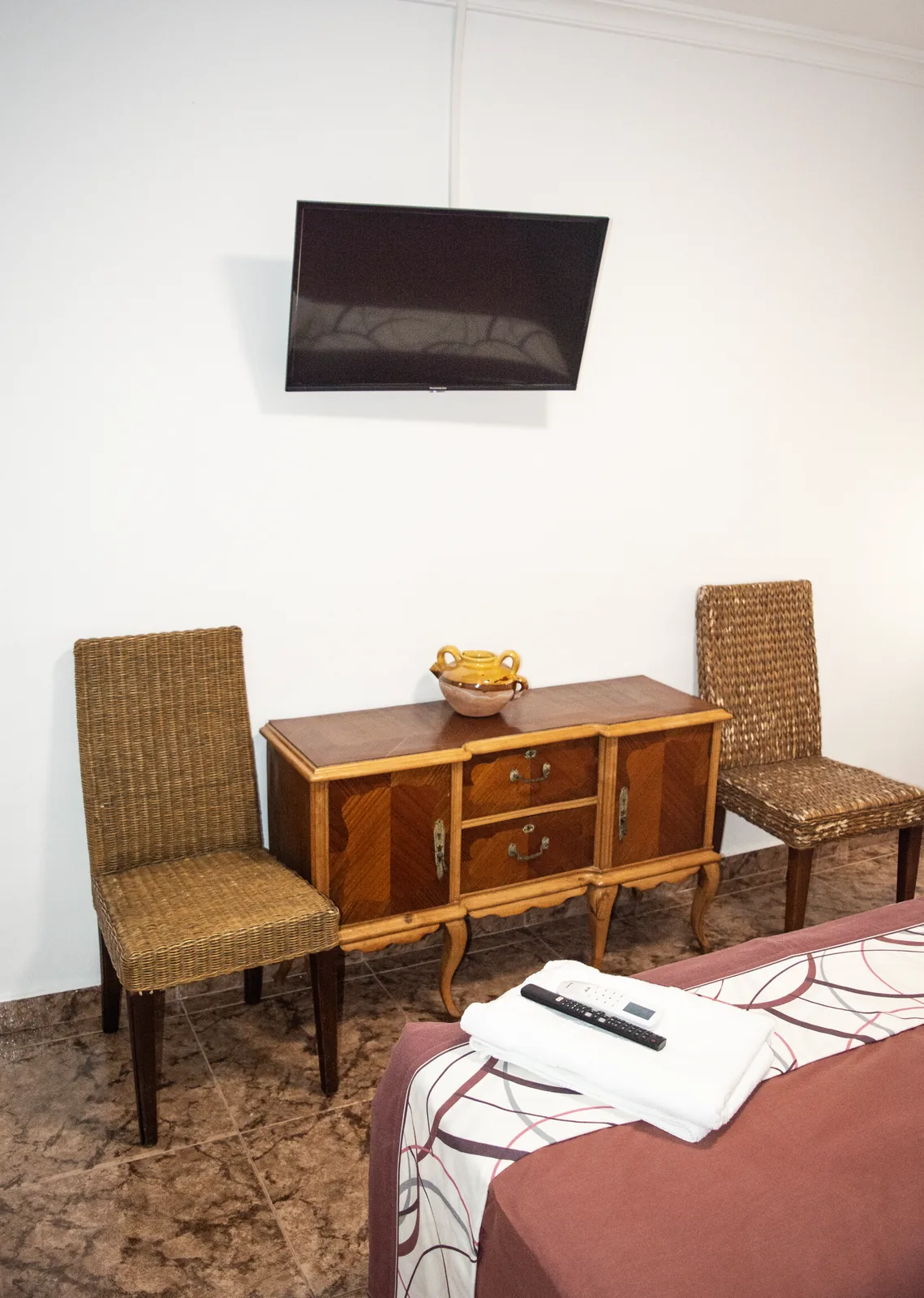 Habitación 104 con sillones de fibra y cómoda de madera