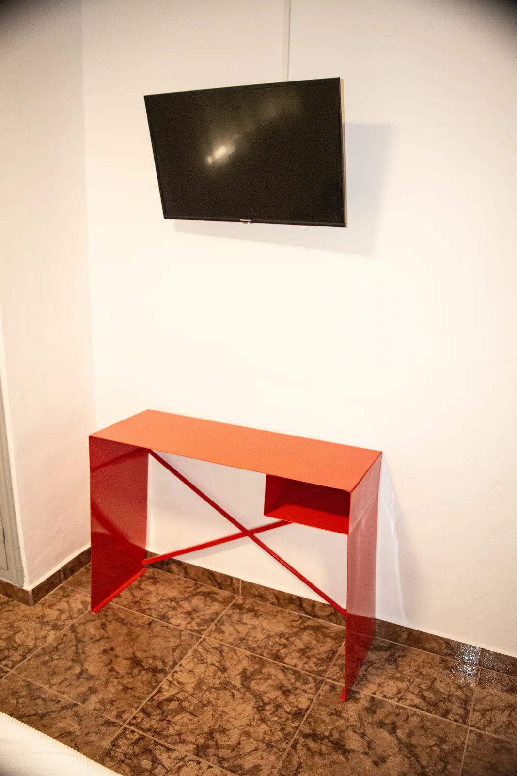 Habitación 105 con detalle del escritorio y silla