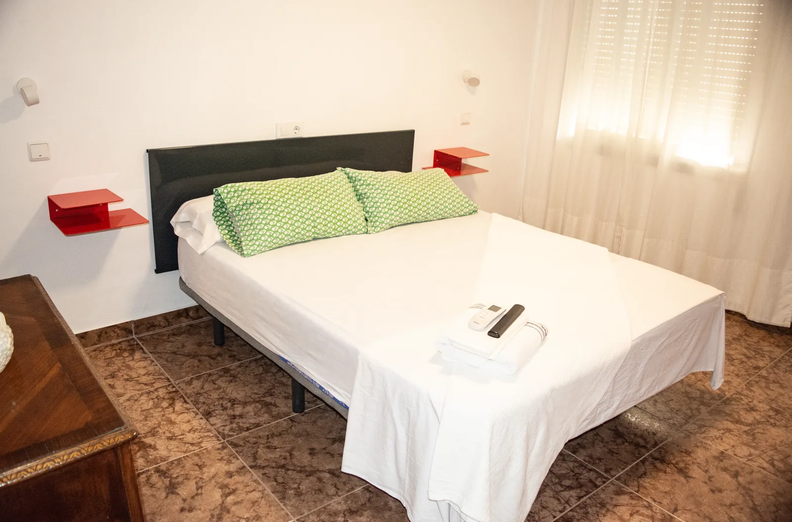 Habitación 105 con cama, cortina y mobiliario clásico