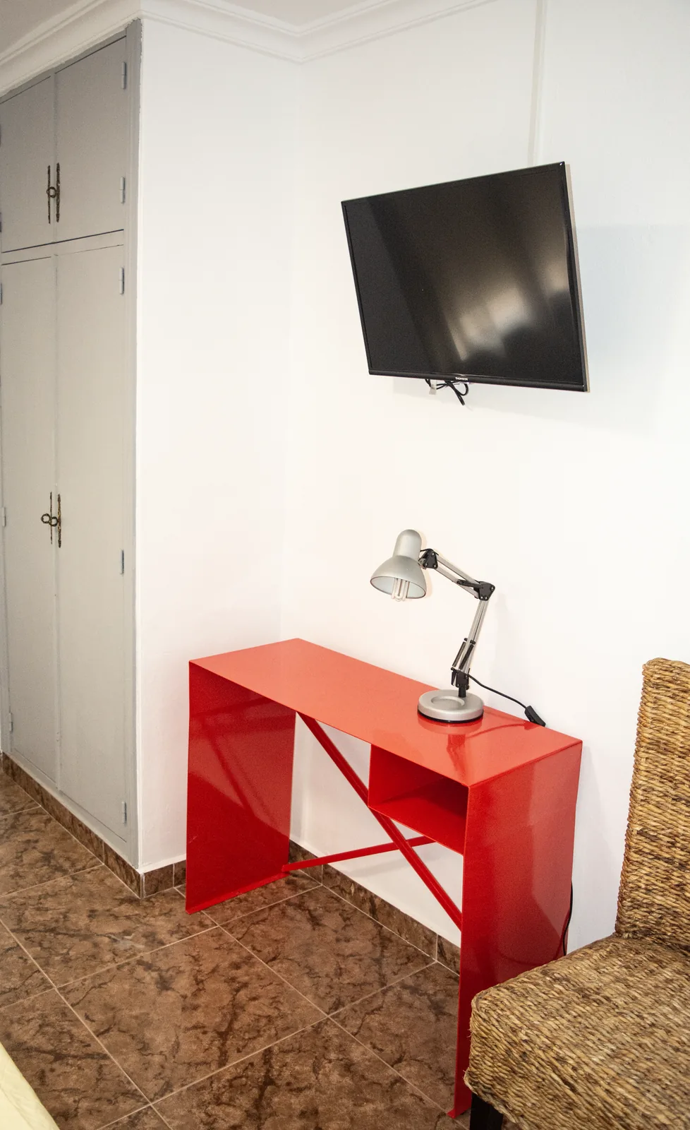Habitación 106 con escritorio, armario y televisor
