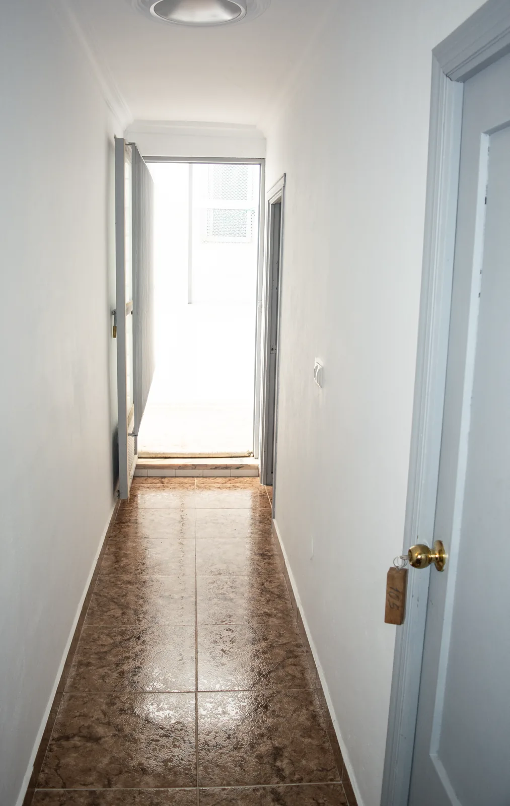 Pasillo superior con puertas y suelo cerámico