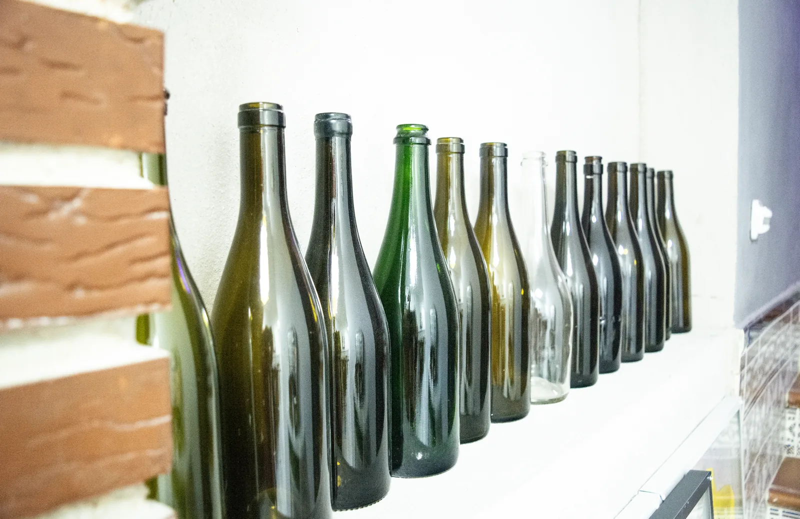 Detalle decorativo con botellas antiguas sobre estantería