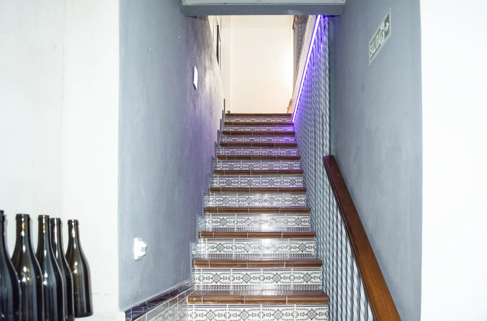 Escalera interior con iluminación cálida